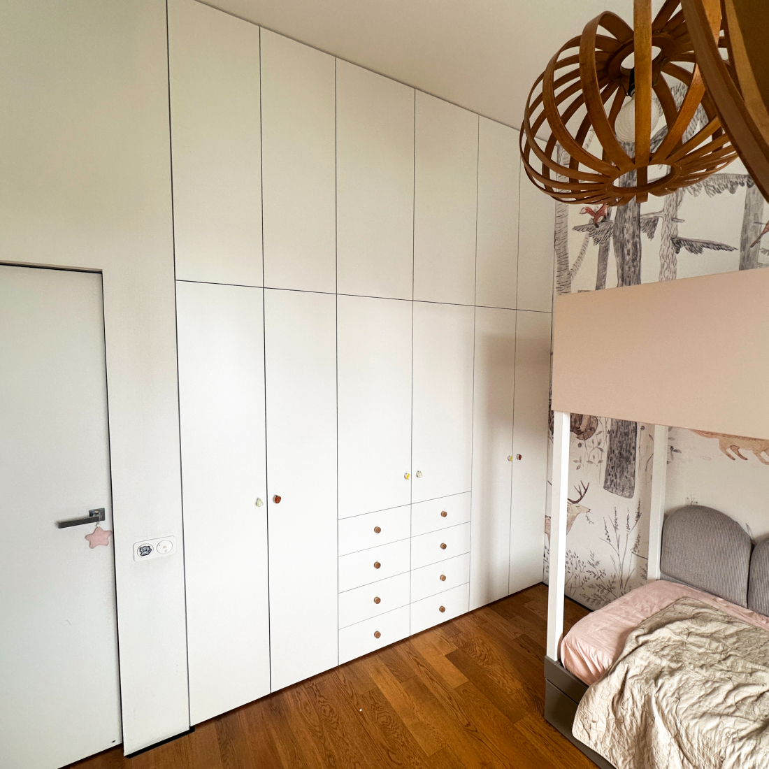 Встроенный гардеробный шкаф для детской