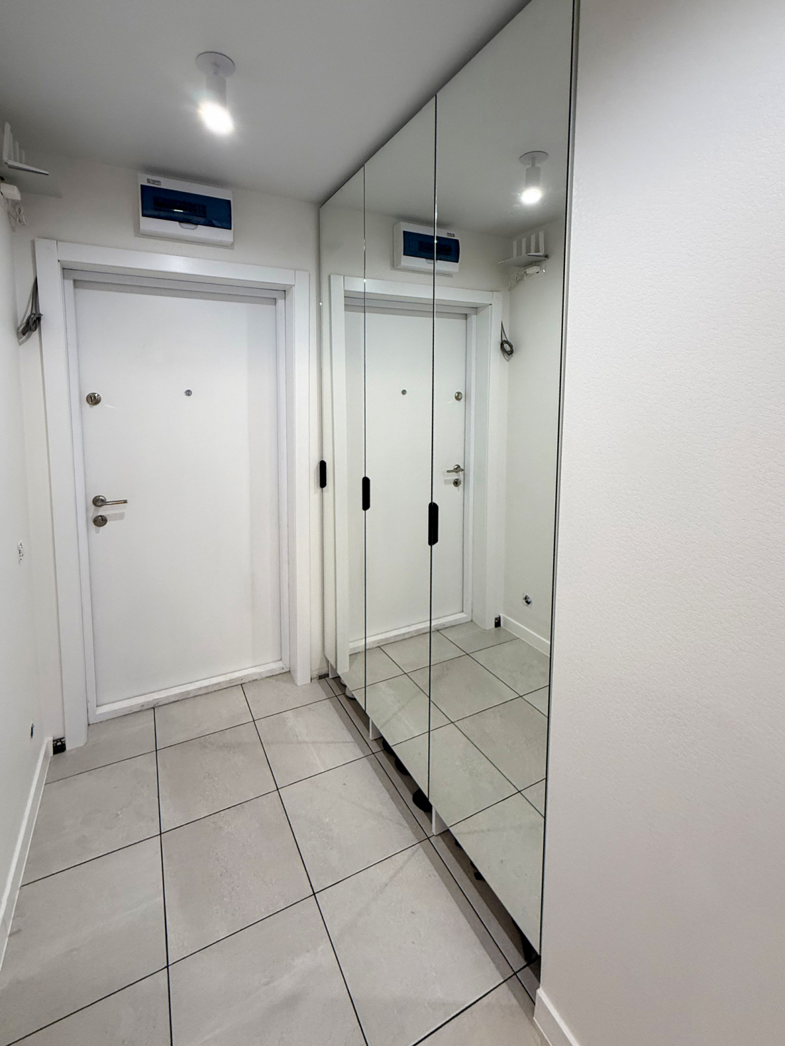 Зеркальный гардеробный шкаф